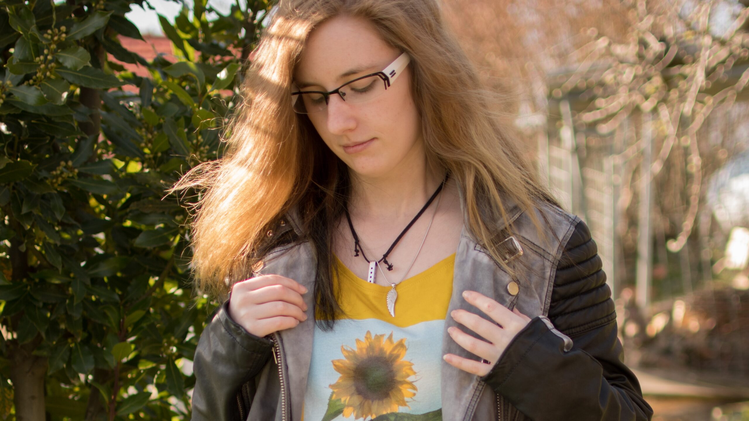 Die Fotografin Katrin Essig präsentiert ihr selbst designtes T-Shirt. Auf dem gelben Shirt ist ein Fotomotiv von einer Sonnenblume vor blauem Himmel.